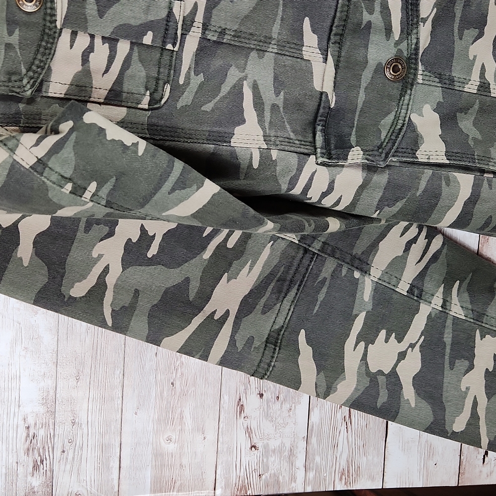 Kensie Jeans, Women's Camo Military stretch jacket with pockets, full zip/snap. - Picture 7 of 7
